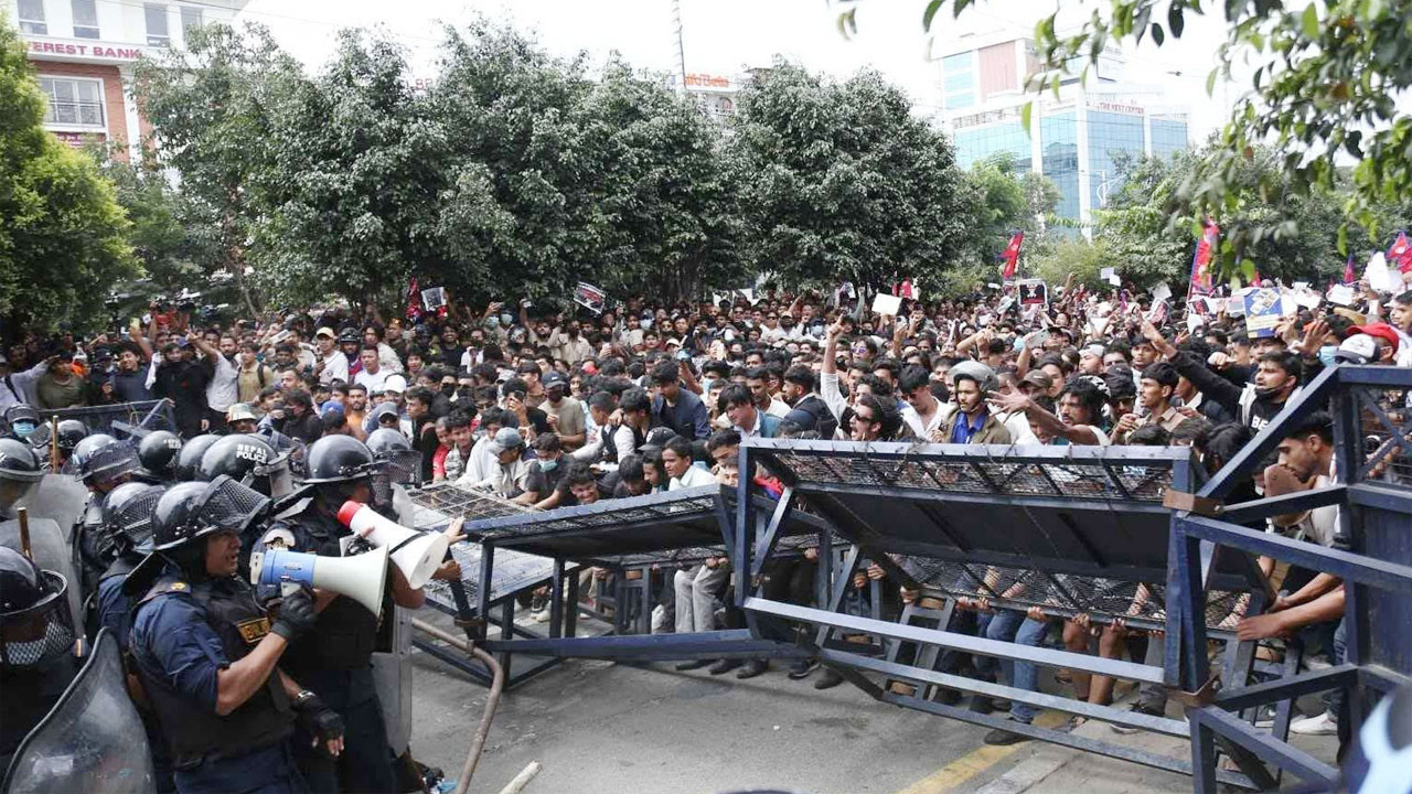 নেপালে সহিংস বিক্ষোভে নিহত ৮, সেনা মোতায়েন